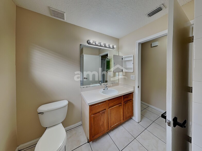 Building Photo - 1027 Summer Breeze Dr