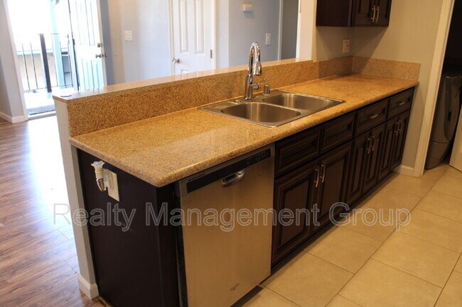 Building Photo - 552 Canyon Dr