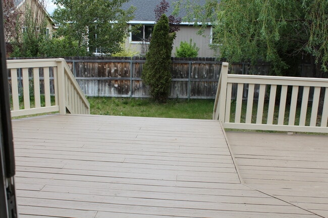 Building Photo - NE 4 Bedroom, 3 Bath, Gas Fireplace/Heat, ...