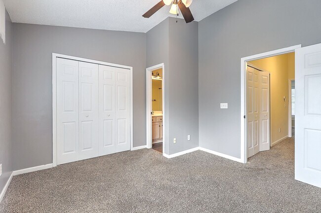 Building Photo - Move in Ready Townhouse in Summer Wood!