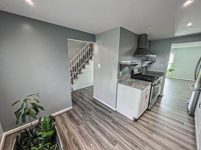 Building Photo - Sunny And Delightful 3 Bed 2.5 Bath Interior Townhome In Refreshing Newgate