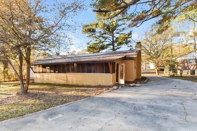 Building Photo - 1608 Darnell Rd