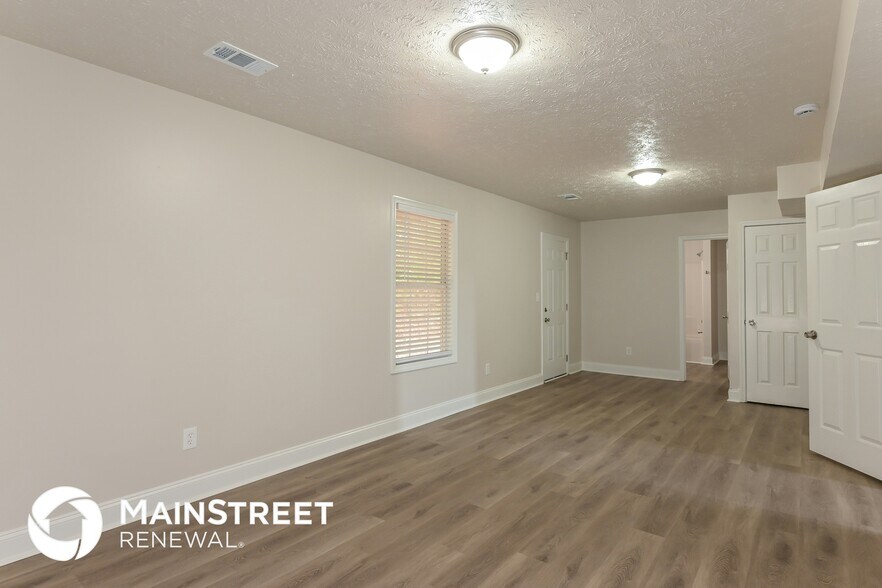 Building Photo - 1599 Queen Elizabeth Dr