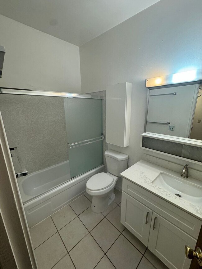 Building Photo - 1422 Drake Dr