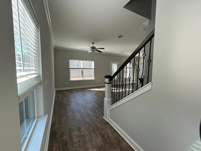 Building Photo - FALL MOVE-IN SPECIAL: 50% OFF 1st MONTH'S ...