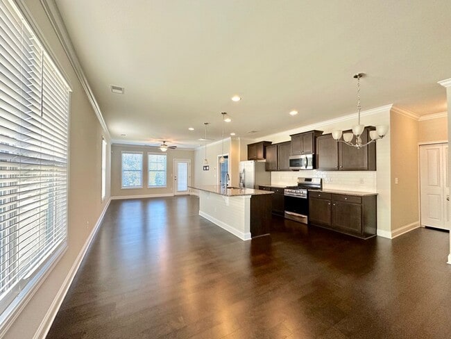 Building Photo - Beautiful 4 bedroom, 3 bath townhome end u...