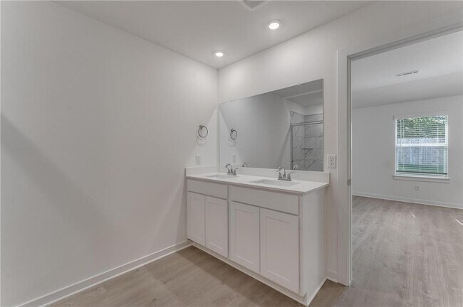 Building Photo - 981 PEBBLE Dr