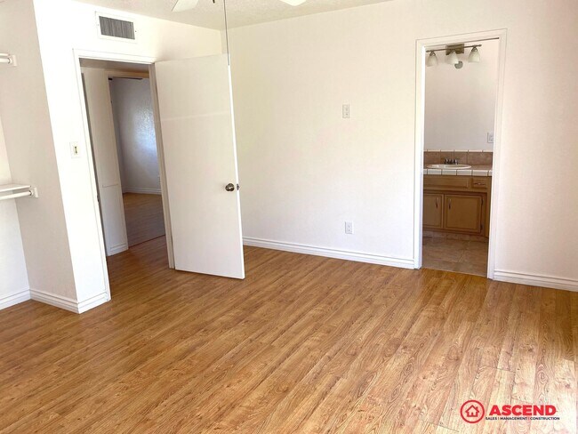 Building Photo - Immaculate Home Near China Grade Loop!