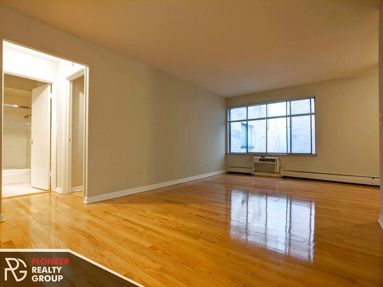Building Photo - 502 W Briar Pl
