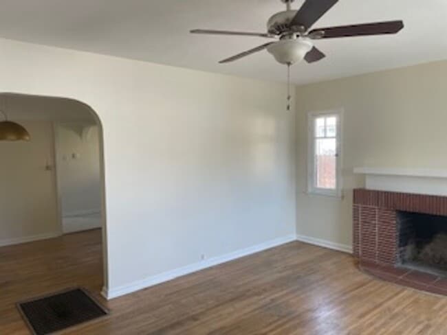 Building Photo - Beautiful 2 Bd house in Ontario