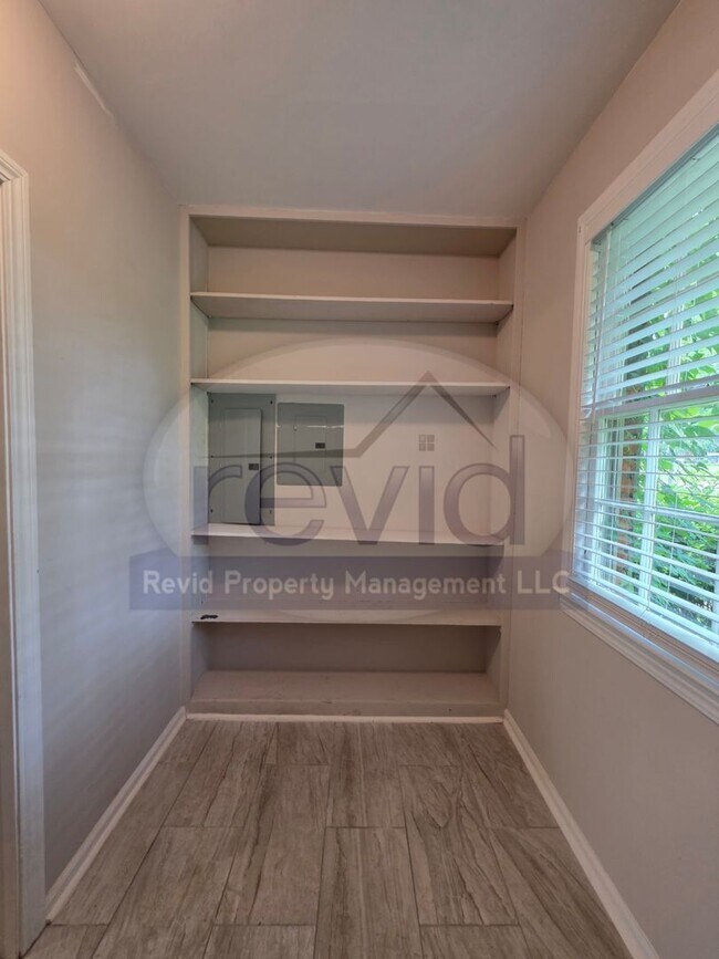 Building Photo - Elegant 4-Bedroom Home in the Heart of East Memphis!!