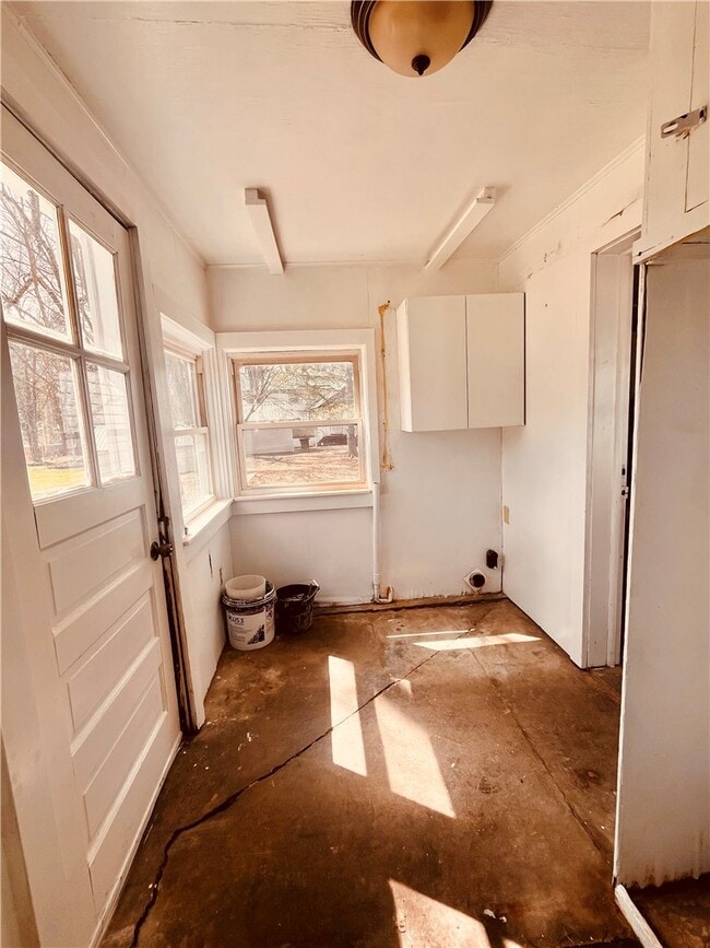 Building Photo - 114 E Main St