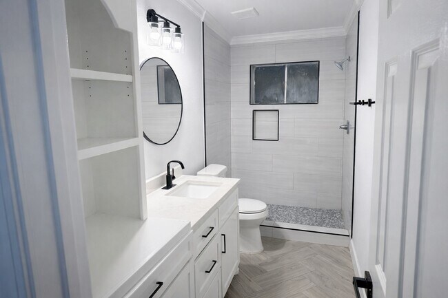 Building Photo - 313 Sycamore St