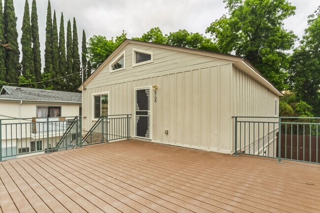 Building Photo - Beautiful 2 Bedroom, 2 Bathroom, Upper Uni...