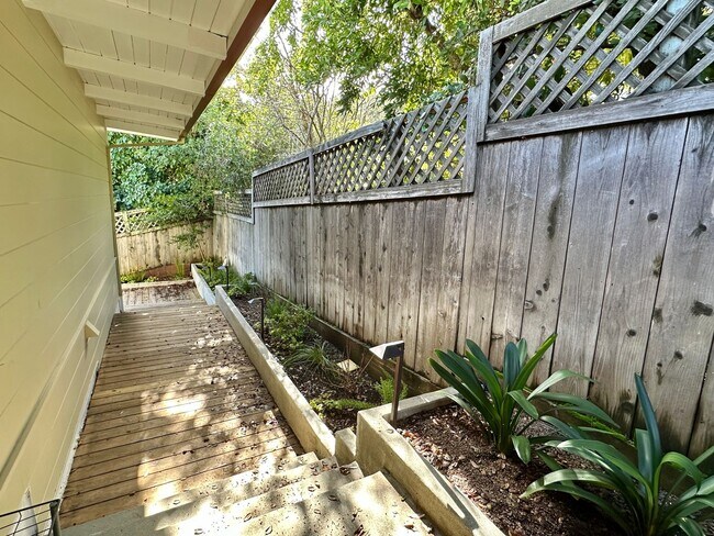 Building Photo - Gorgeous Hillside View, Modern Flat
