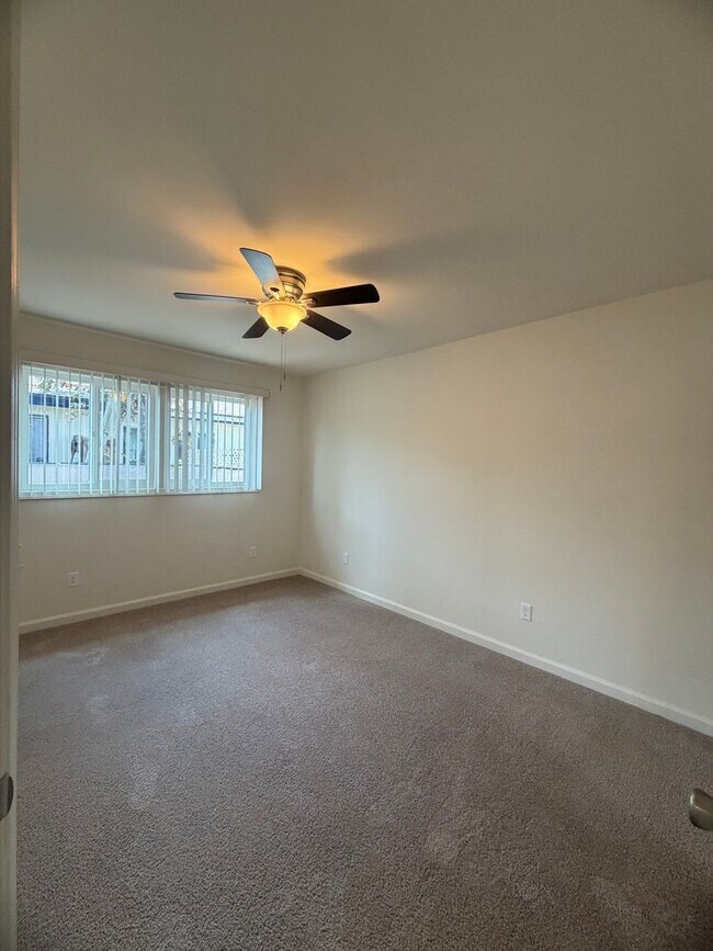 Building Photo - 2 Bedroom 1 Bath Duplex for Rent