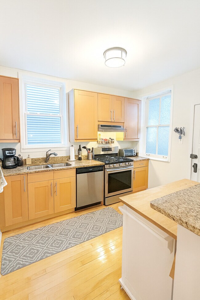 Building Photo - 1340 W Byron St