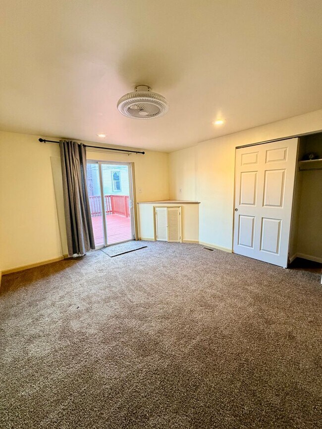 Building Photo - 3 bed 2.5 bath in Port Richmond with Garag...