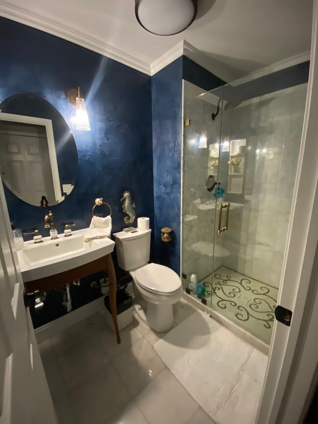 Guest bathroom - 755 Golf Ln