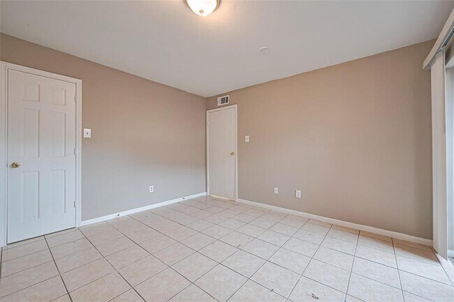 Building Photo - 9090 S Braeswood Blvd