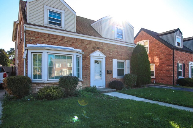 Primary Photo - 5815 N Canfield Ave
