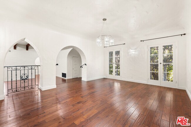 Building Photo - 258 S Orange Dr