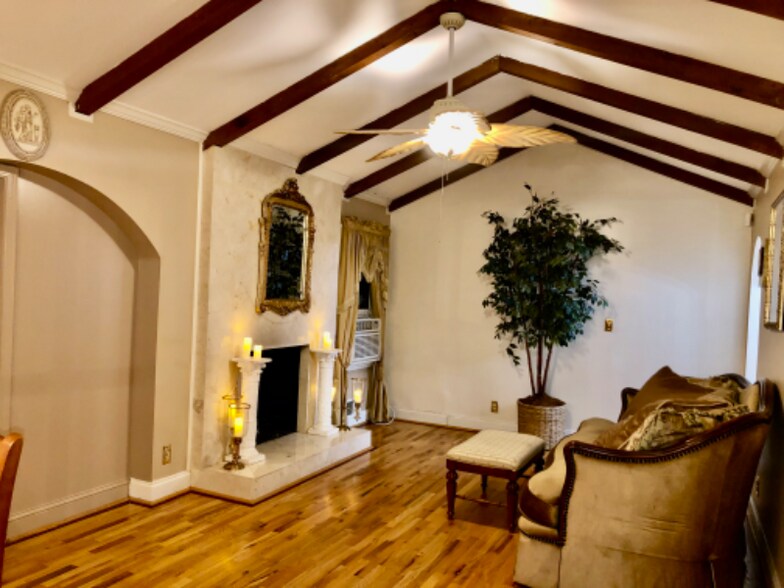 Building Photo - 2840 Bonanza Dr