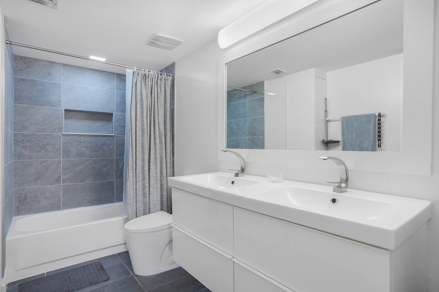 Master bathroom. - 17801 N Bay Rd