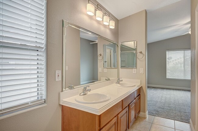 Building Photo - Charming Two-bedroom townhouse in Northwest