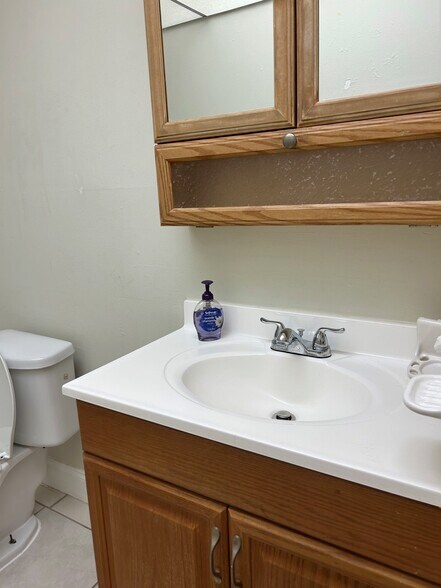 master bathroom - 470 NW 20th St
