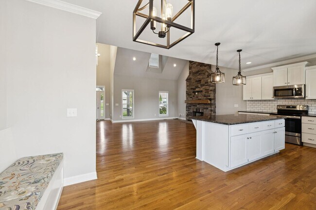 Building Photo - Welcome home to this beautifully maintaine...