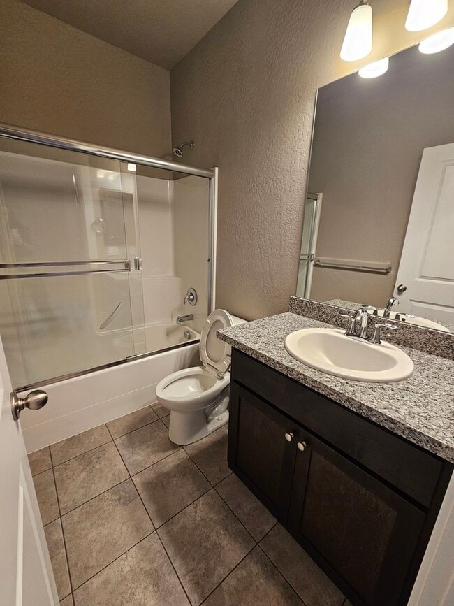 Building Photo - Beautiful Townhome in East Medford