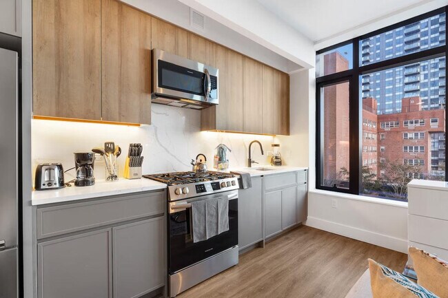 Building Photo - 2266 Cropsey Ave