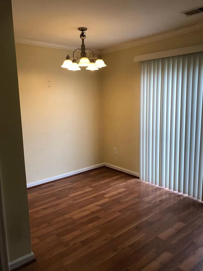 Building Photo - 511 Wellington Court