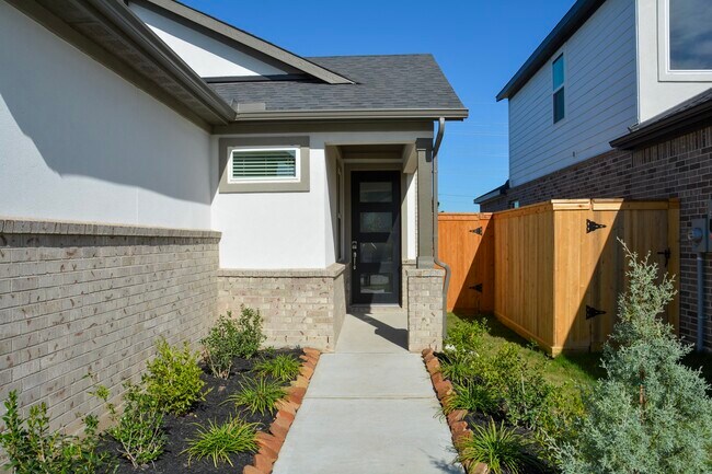 Building Photo - 18226 Flora Grv Dr