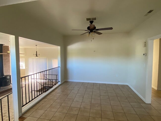 Building Photo - Large 3bd 2 ba home with a great country feel.