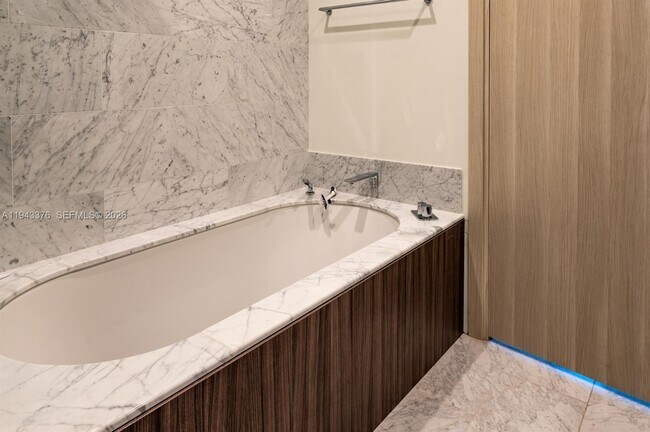 Building Photo - 1000 Brickell Plaza