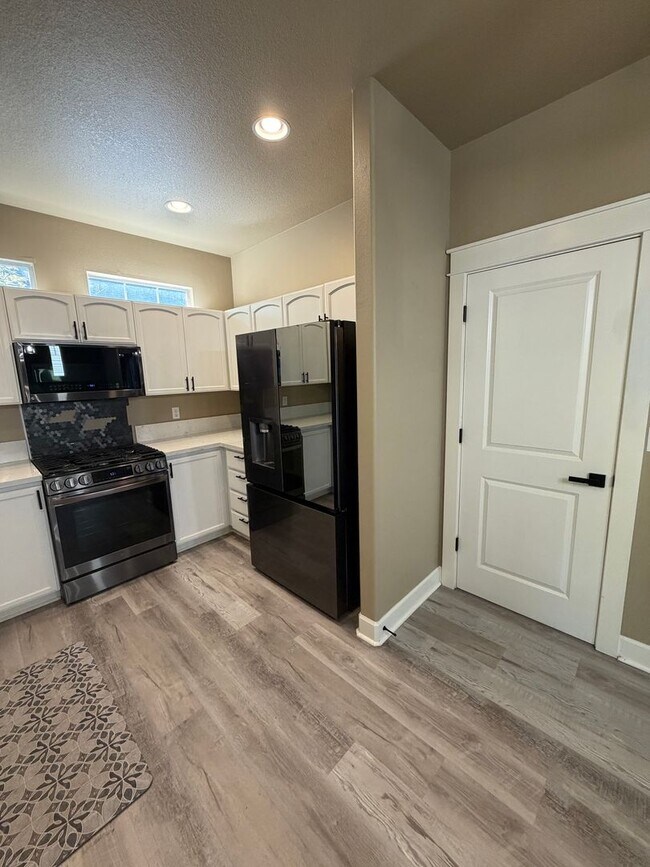 Building Photo - BEAUTIFUL 3 Bed | 2.5 Bath Home with Modern Updates, AC & 2-Car Garage