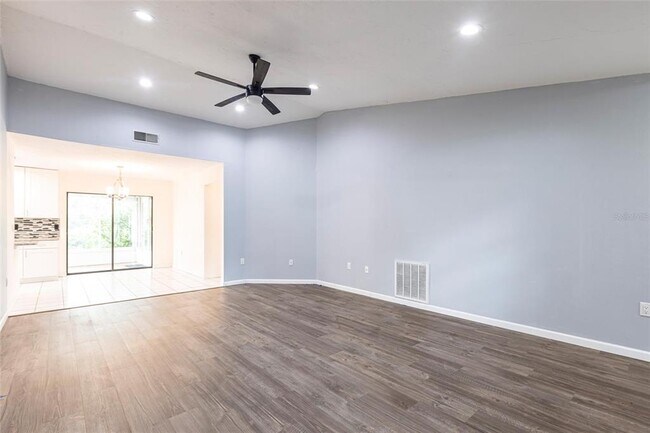 Building Photo - 5846 Deer Hollow Ln E