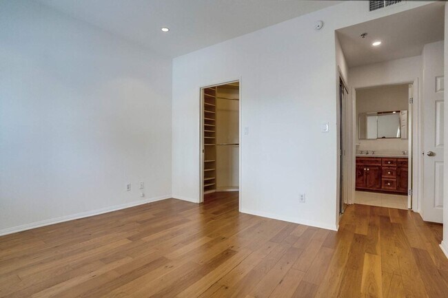 Building Photo - 852 N Poinsettia Pl