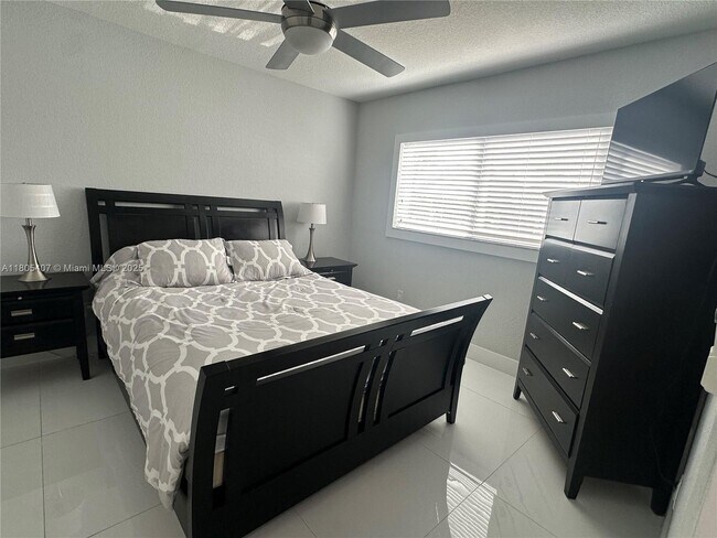 Building Photo - 541 SW 89th Ct