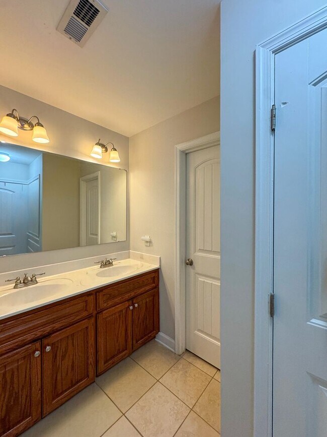 Building Photo - Well-Maintained 4 Bed 2.5 Bath Home with a Pool