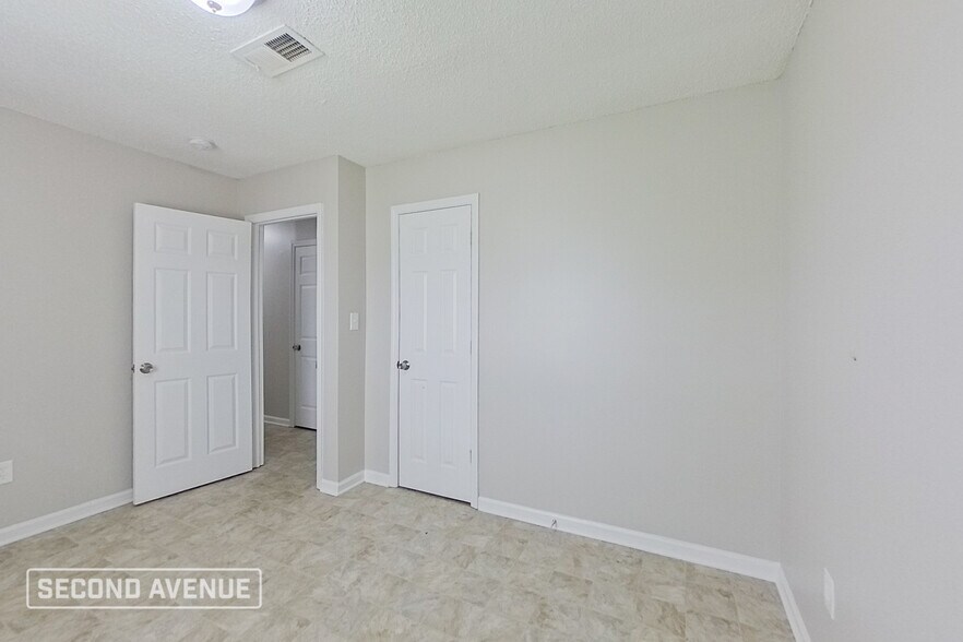 Building Photo - 1739 Huntington Dr