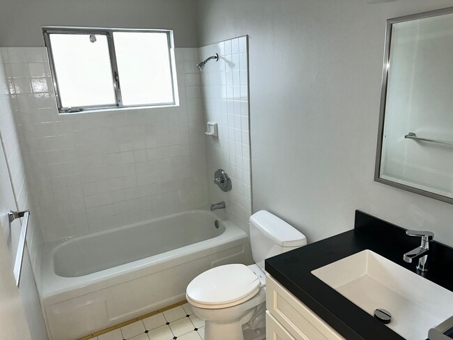 Building Photo - Blades E Richmond