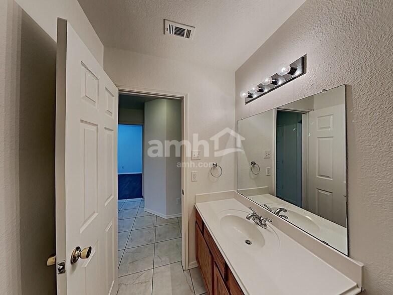 Building Photo - 5820 Bridal Trl