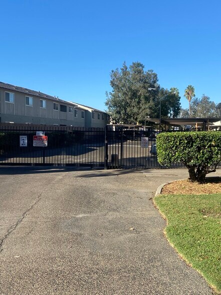 Building Photo - Silk Oak Apartments