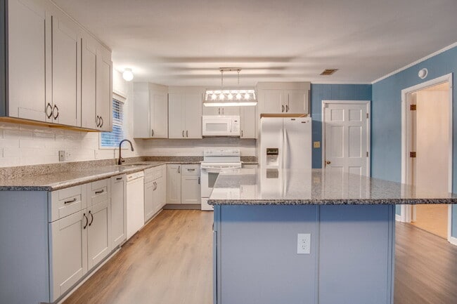 Building Photo - Beautiful 3BR Home in North Hill – Special: ½ Off Deposit for Active-Duty Military!