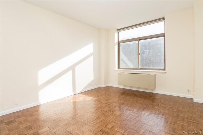 Building Photo - 35 N Chatsworth Ave