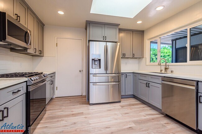 Building Photo - Beautiful Home | Remodeled Kitchen | Central A/C