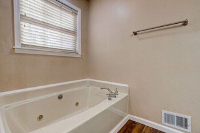 Building Photo - 212 Running Deer Dr